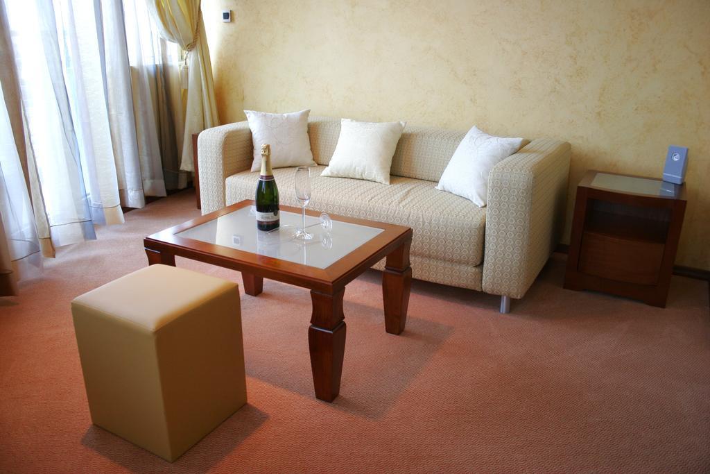 סרמסקי קרלובצ'י Panorama City Inn מראה חיצוני תמונה